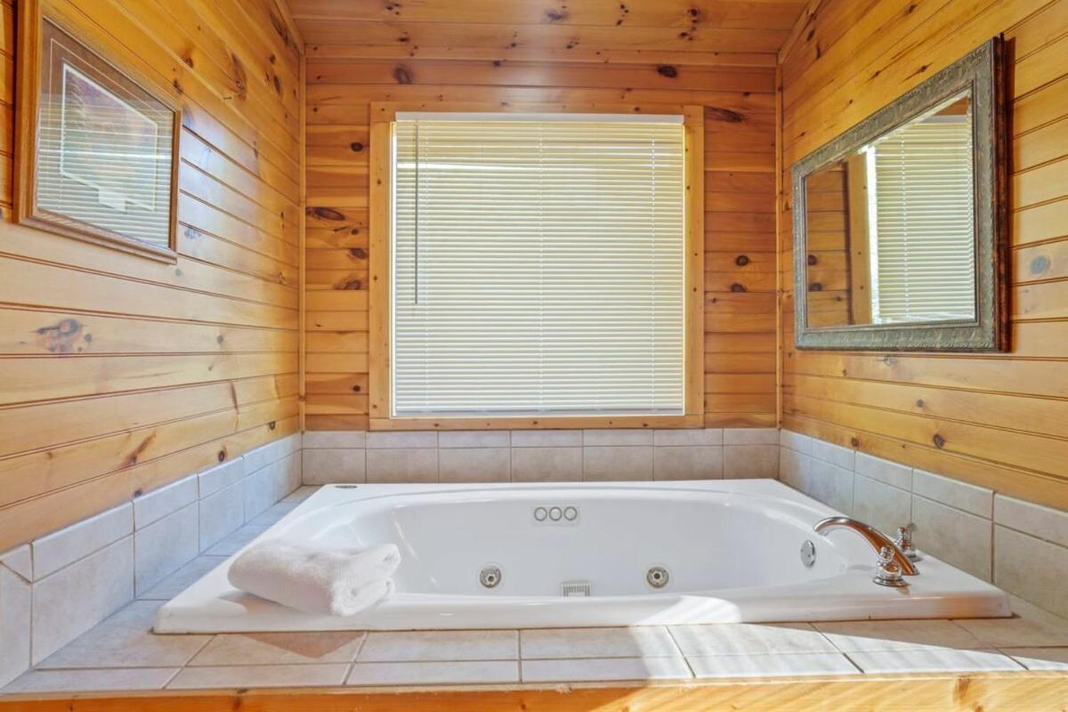 Stunning Mountain Cabin W Hot Tub Gatlinburg Eksteriør billede